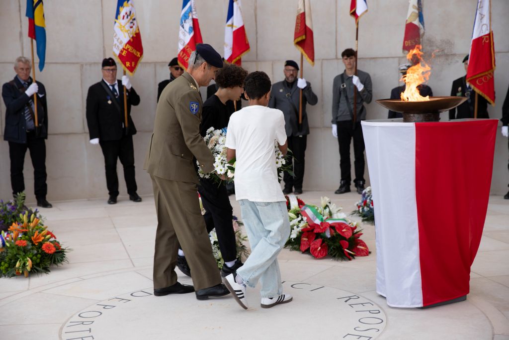 Teniente general Aroldo Lázaro deposita corona de flores