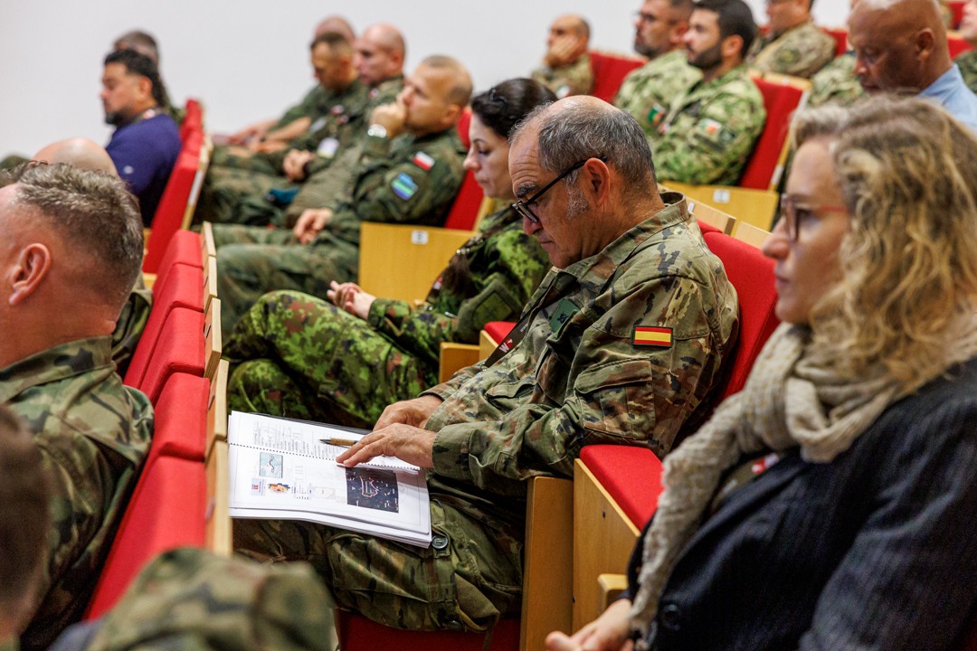 Briefing previo en la Base Aérea