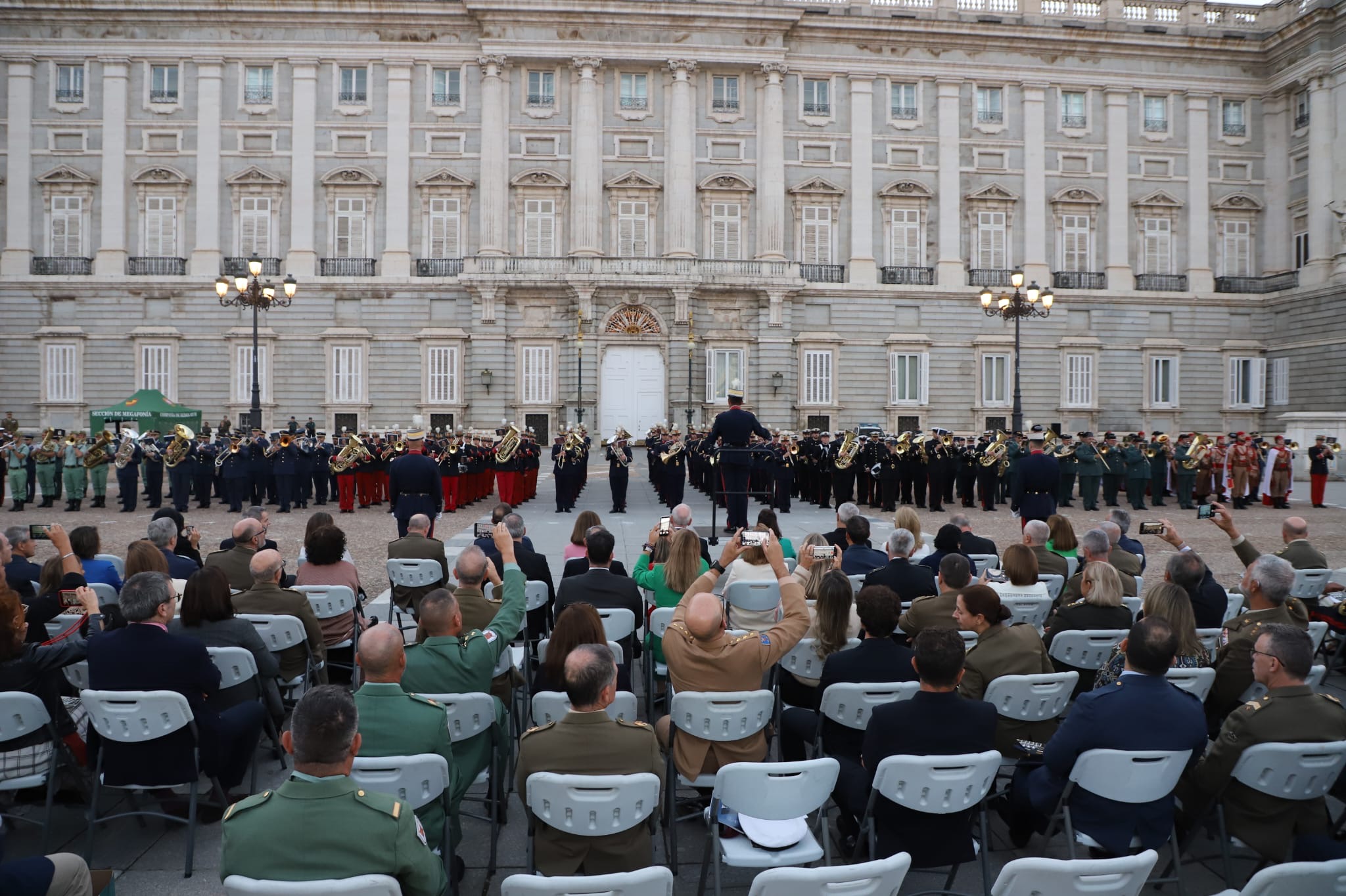 Unidad de música mixta interpretando el himno nacional
