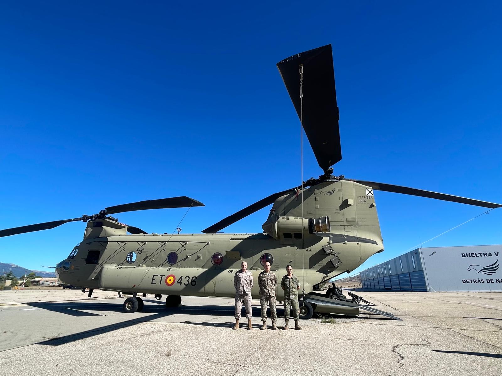 El Major General Ömer Ertuğrul Erbakan, el Comandante del MCOE y el General Jefe de las FAMET posan delante de un helicóptero CH-47 Chinook