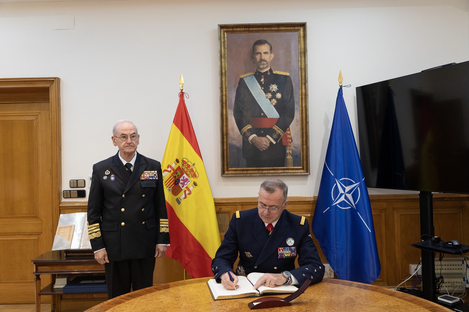 El SACT firma en el libro de honor
