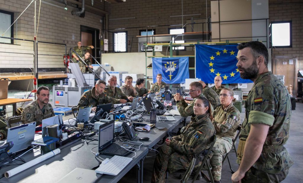 El comandante Lacarra en el puesto de mando