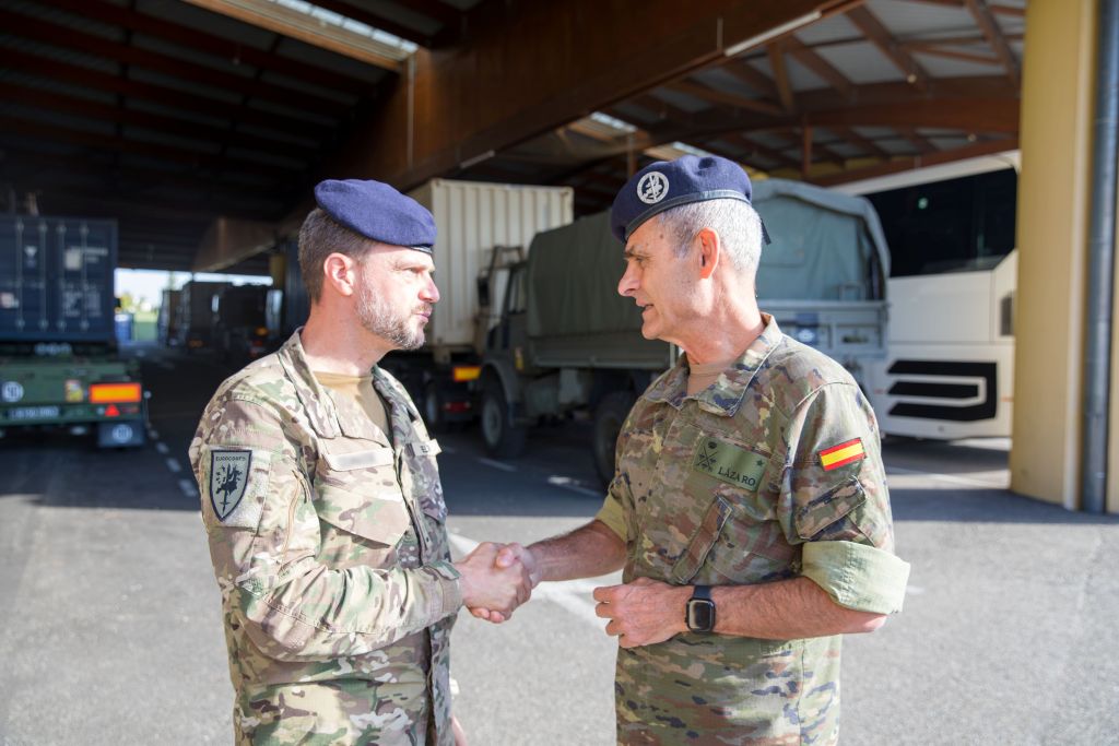 Teniente general Lázaro, jefe del Eurocuerpo con el Jefe de la Brigada