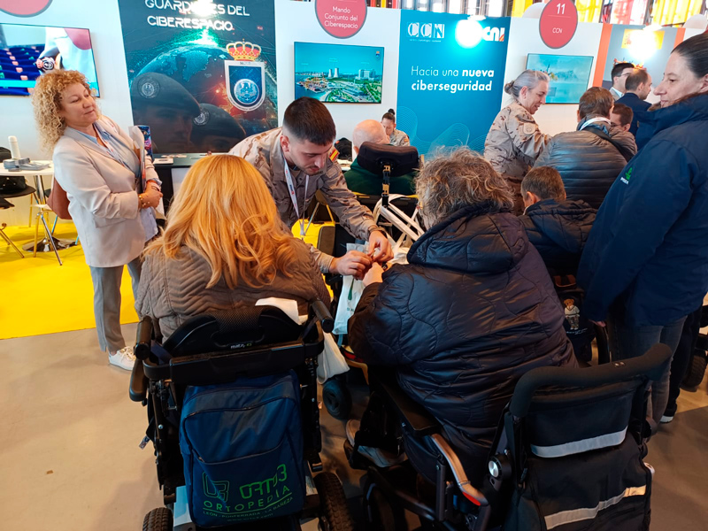 Personal del MCCE en el stand